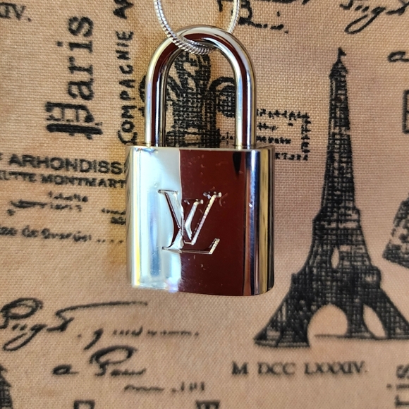 Authentic New Louis Vuitton Silver Lock & 2 Keys No. 448 - Picture 1 of 5